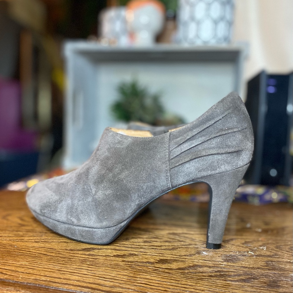 Clarks Indingo Elegant Gray Suede leather  Women's Heels booties size 7M